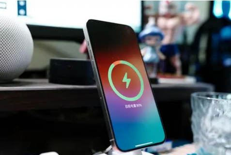 会山镇苹果15换屏服务分享用什么充电器给iPhone15充电更好 